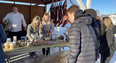 Halsen Skole Jentene Forbereder Blinis Og Pølser