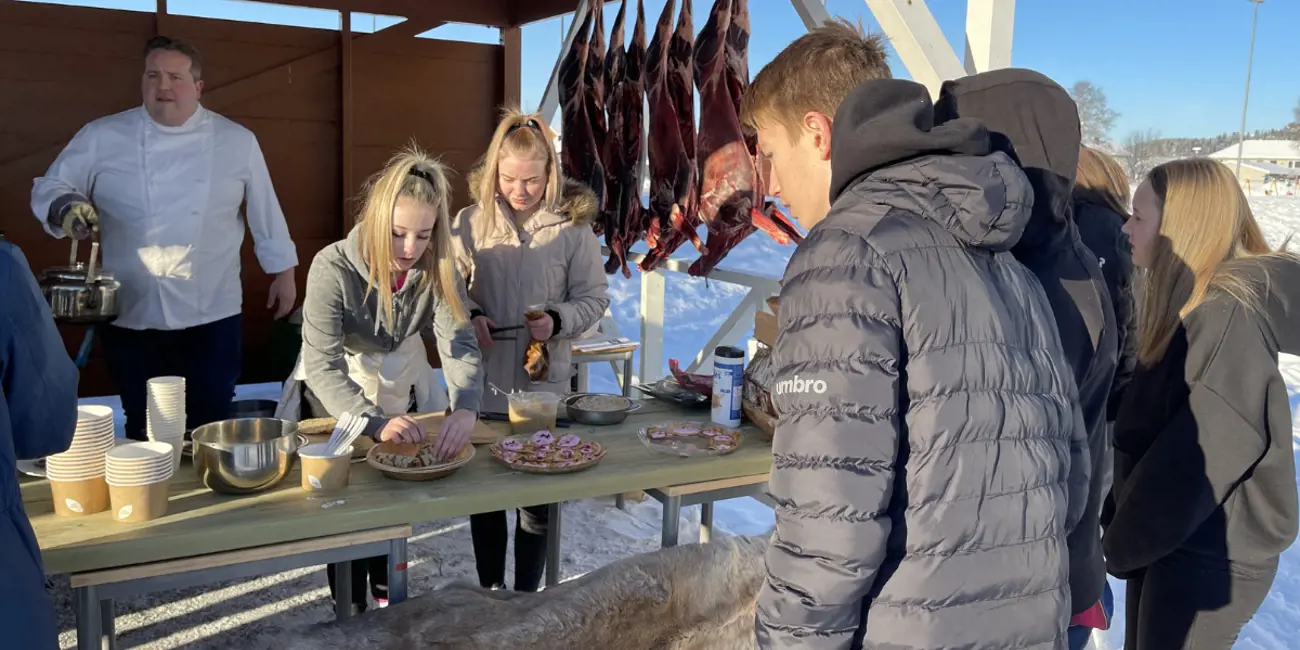 Halsen Skole Jentene Forbereder Blinis Og Pølser