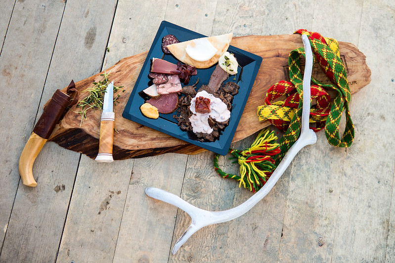 Samisk Brett Med Kjøtt Og Samisk Bånd Syster