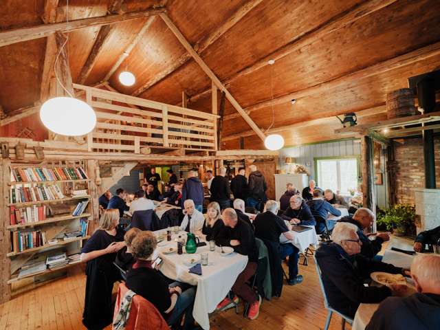 Flere personer inne i et hus rundt langbord