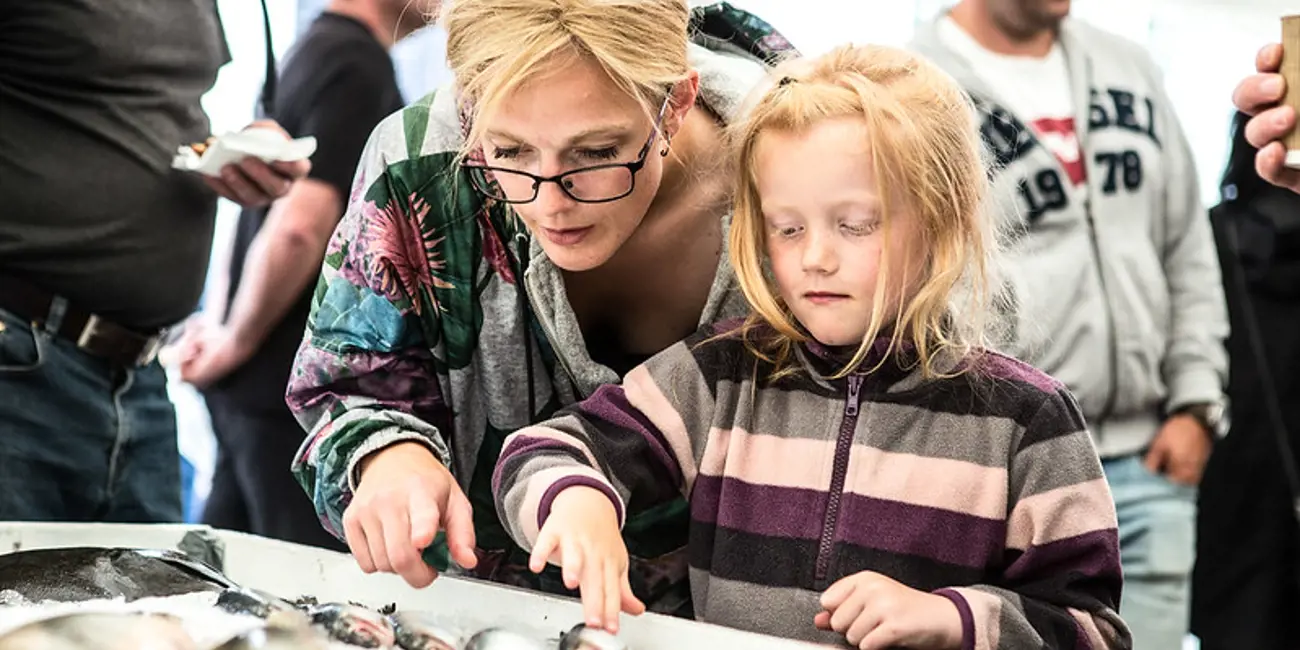 Jente Og Mor Tar På Fisk Barnas Matfestival Foto Wil Lee Wright