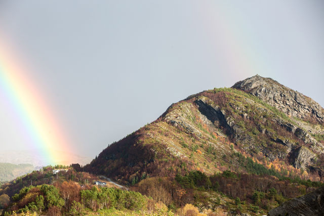 fjell og regnbue