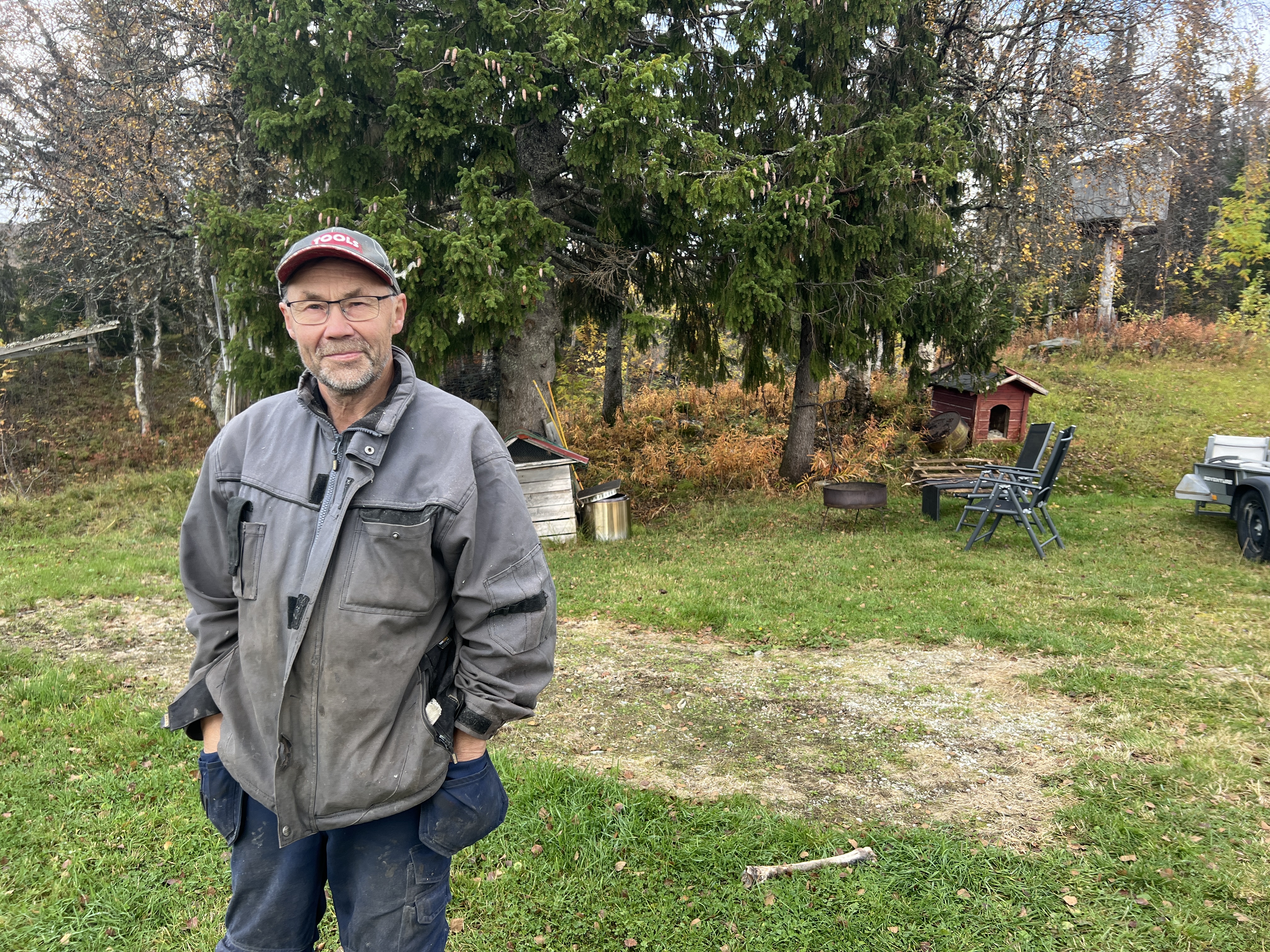 Næjla Joma I Snekkerklær På Plena Foran Huset Røyrvik Syster